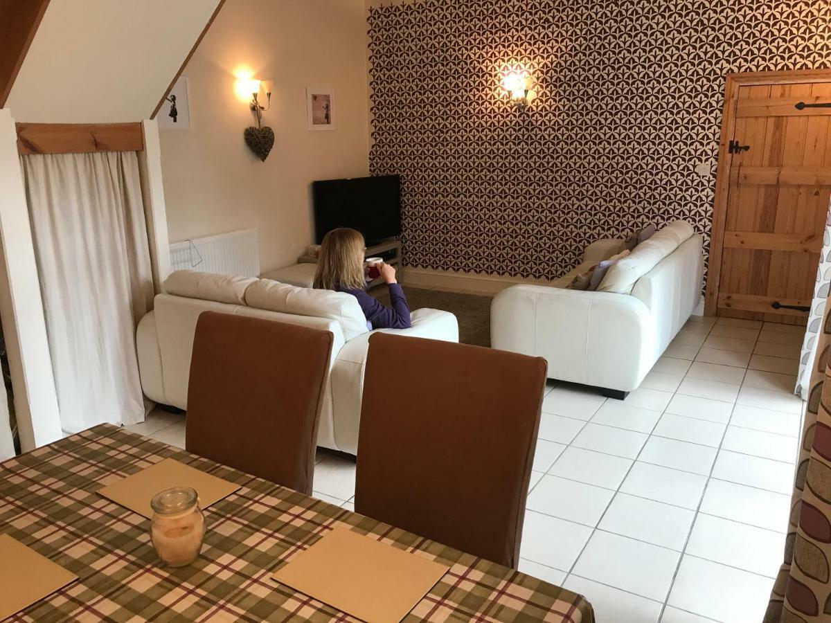 The Stables Villa Hope Bowdler Bagian luar foto